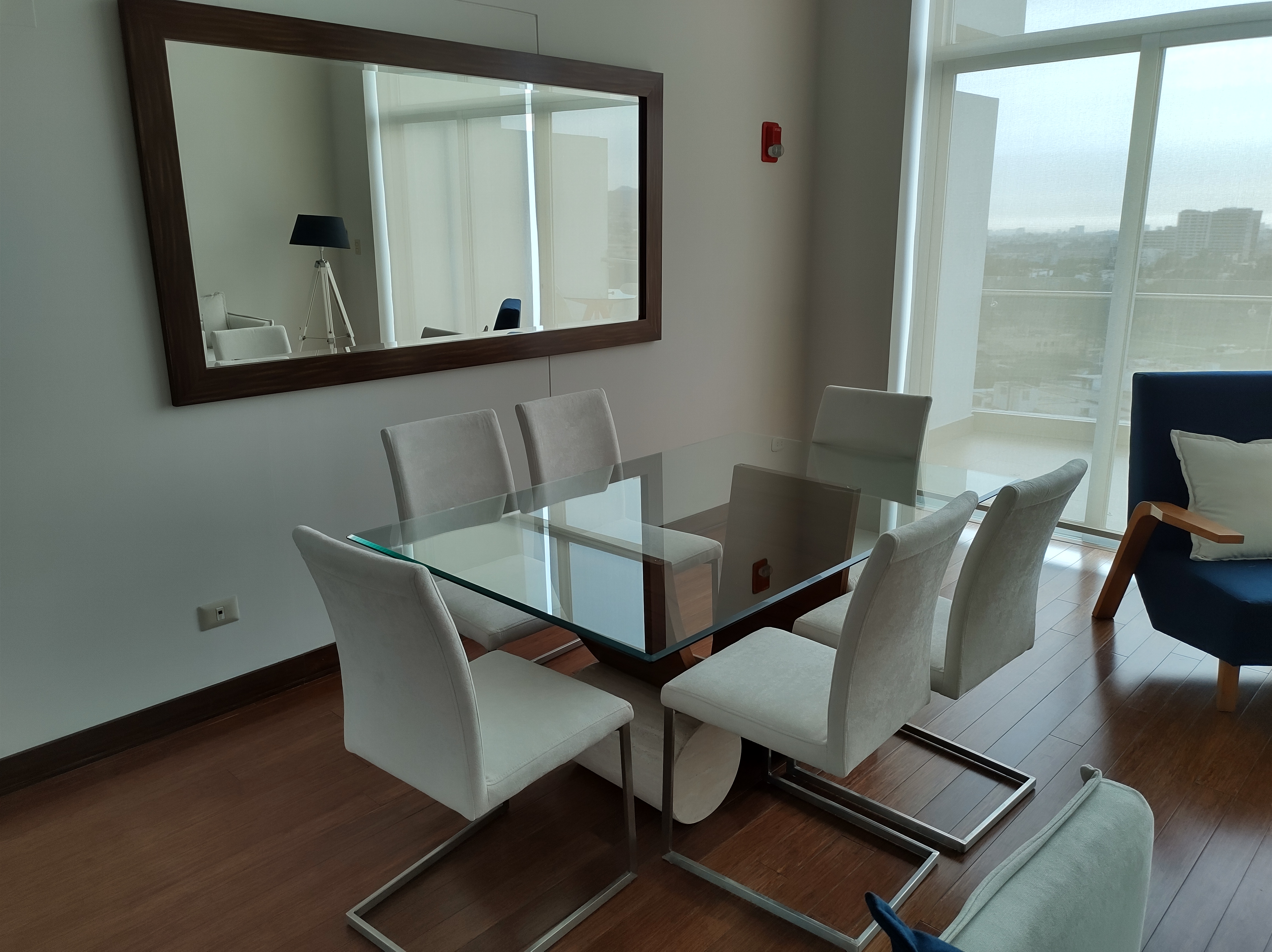 Comedor moderno con sillas voladizas