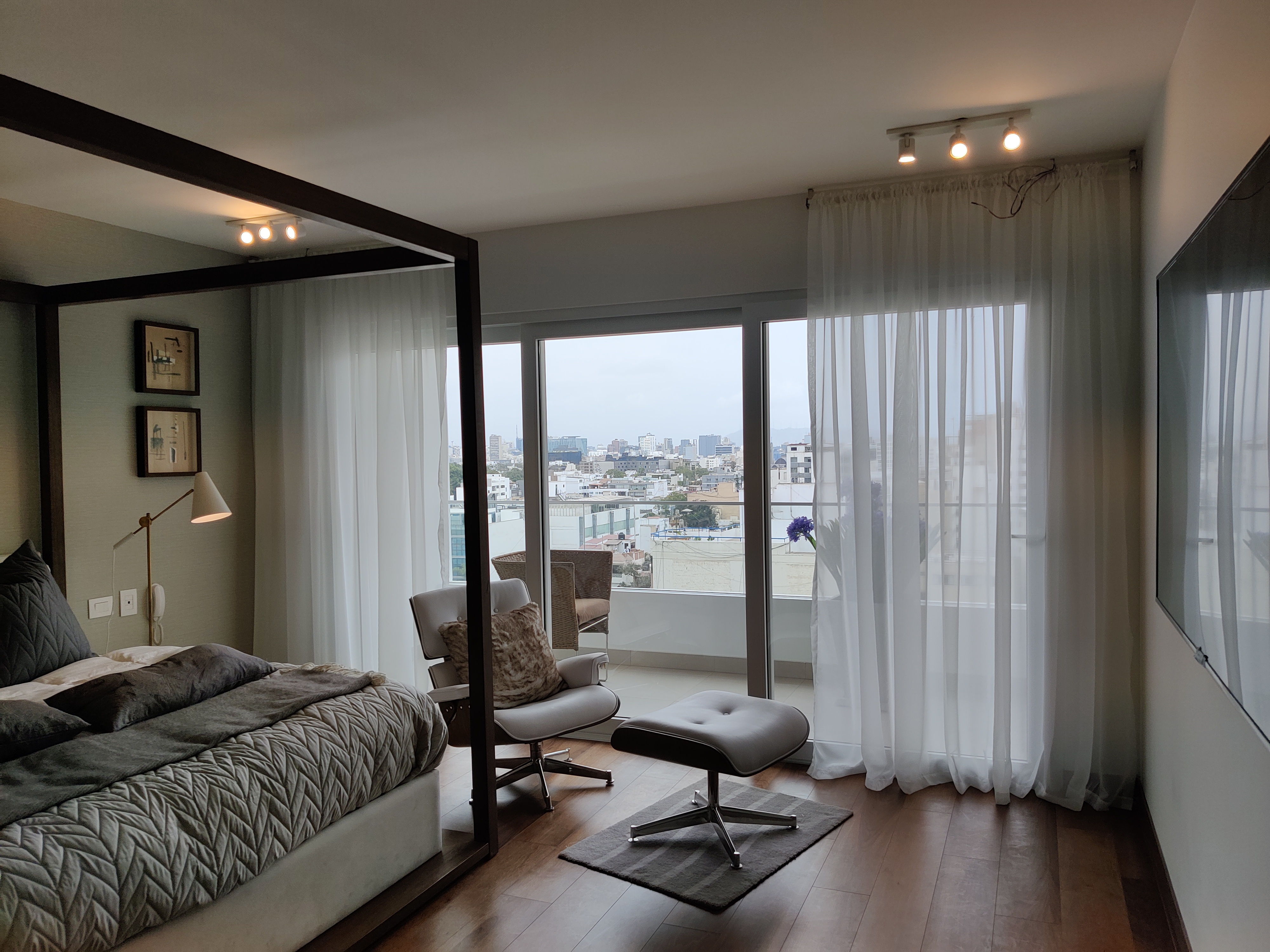 Dosel con cortinas de lino