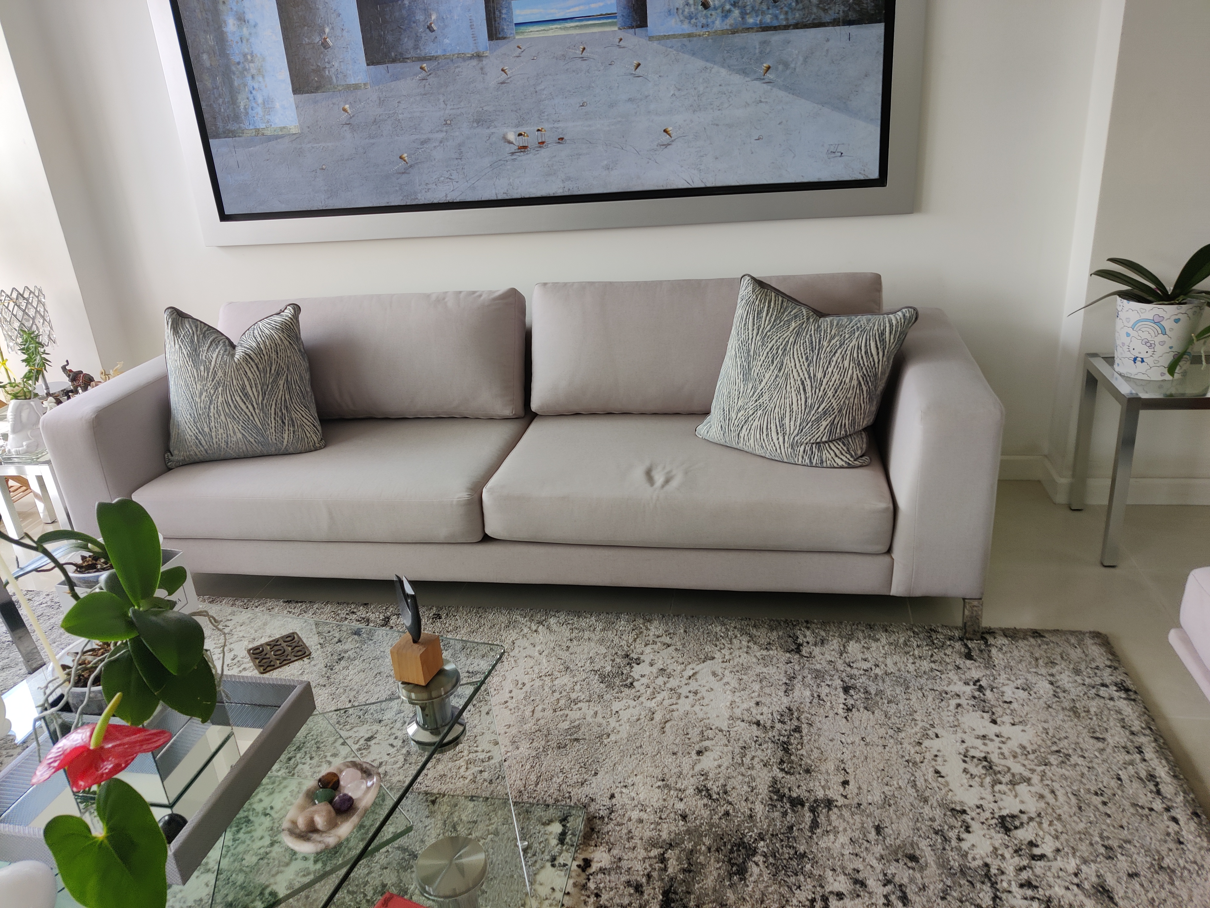 Sofá tapizado en gris perla