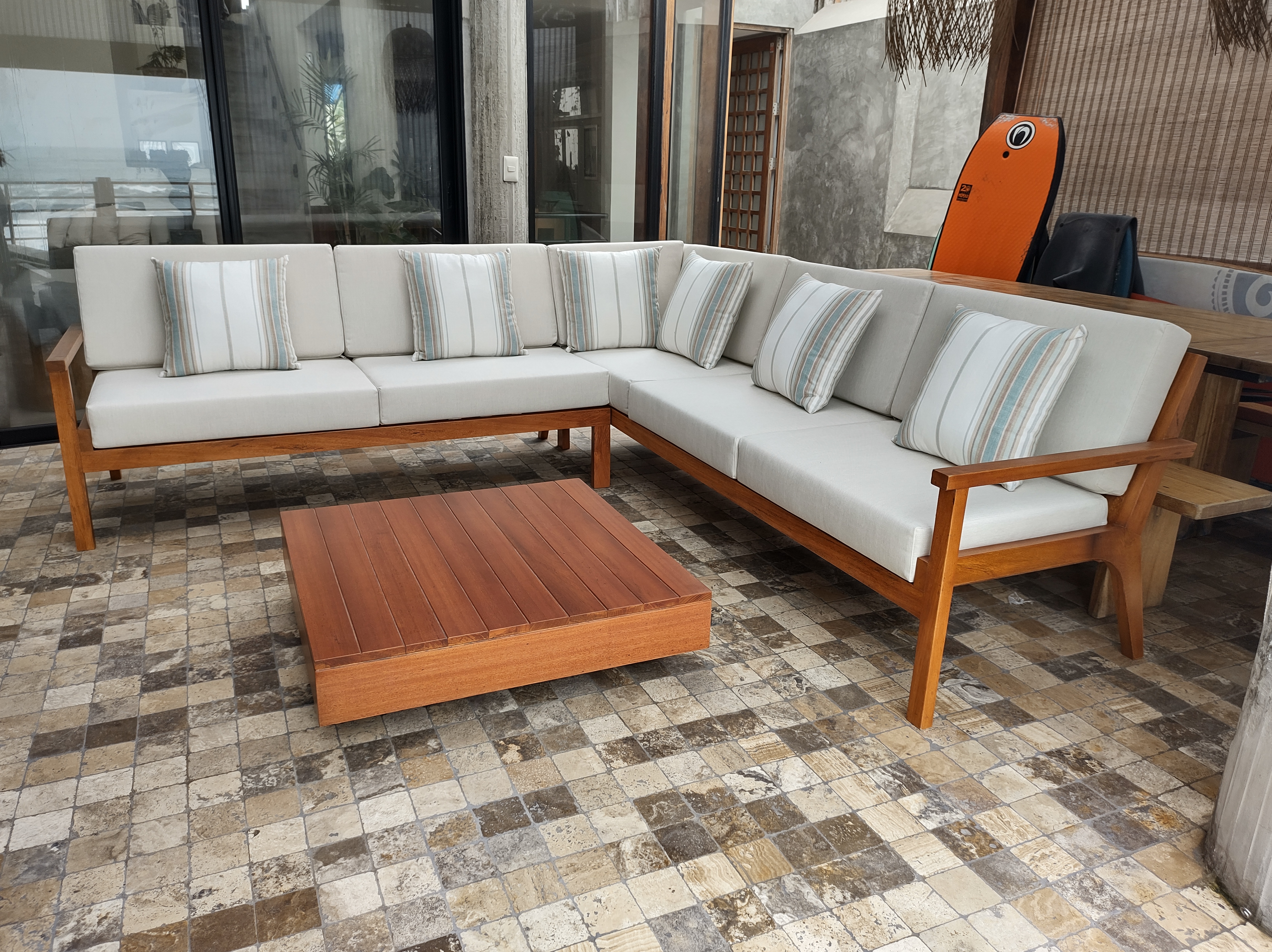 Sofá seccional para exterior en madera